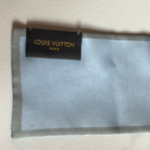 AUTHENTIC Louis Vuitton Bandeau Twilly silk scarf- Trunks BL. Ciel. Item M70456 - Picture 3 of 16